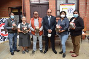 Lee más sobre el artículo Presidente del TCP realizó la  entrega de ayuda solidaria a la prensa de Chuquisaca como también apoyó al emprendimiento de las Hermanas de San José de Tréveris