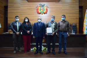 Lee más sobre el artículo TCP DE BOLIVIA REALIZÓ LA ENTREGA DE LA DECLARACIÓN CONSTITUCIONAL PLURINACIONAL AL MUNICIPIO DE ARANI DEL DEPARTAMENTO DE COCHABAMBA