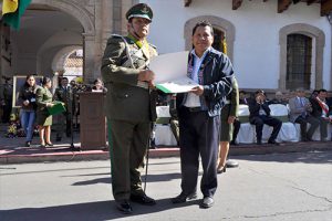 Lee más sobre el artículo Institución Policial otorga emblema de oro al Presidente del TCP de Bolivia