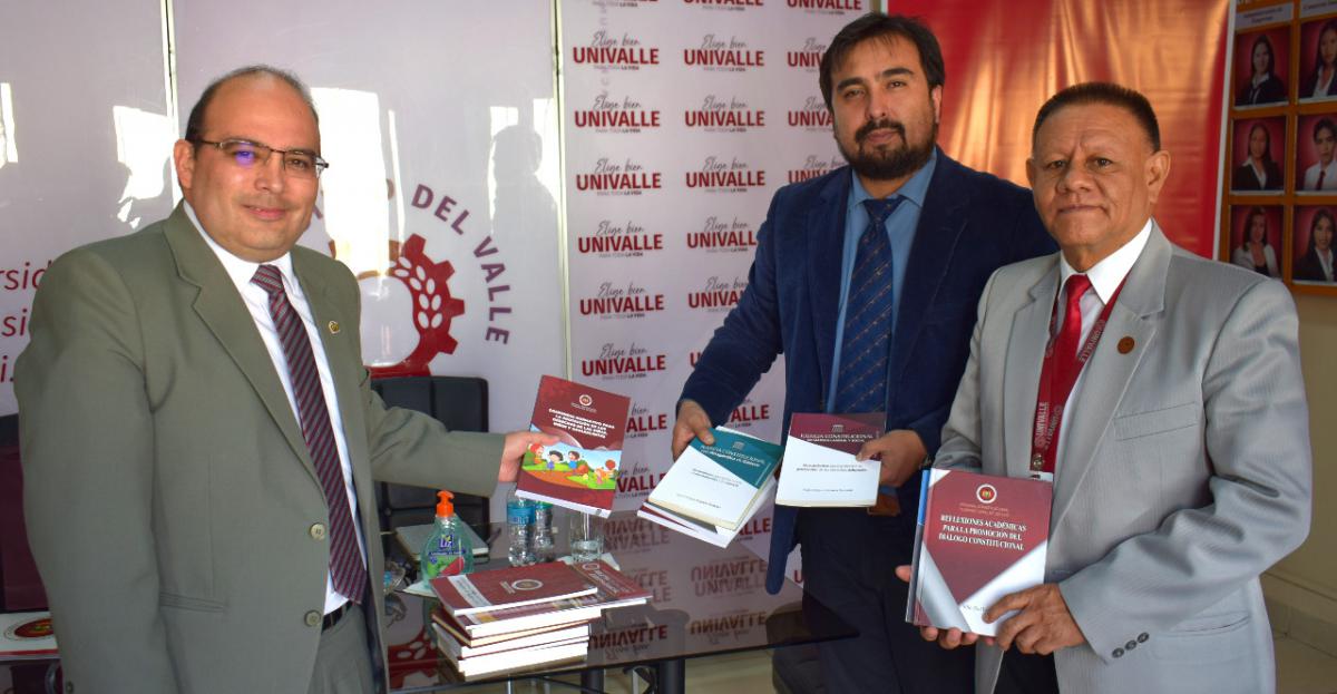 En este momento estás viendo PRESIDENTE DEL TCP REALIZÓ ENTREGA DE UN LOTE DE LIBROS A LA BIBLIOTECA DE LA UNIVERSIDAD DEL VALLE DE LA CIUDAD DE SUCRE
