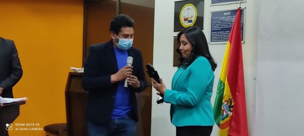 En este momento estás viendo OTORGAN RECONOCIMIENTO A MAGISTRADA AMUSQUIVAR EN EL “PRIMER CURSO DE FORMACIÓN DE ASISTENTES TUTELARES” DESARROLLADO EN EL DEPARTAMENTO DE ORURO