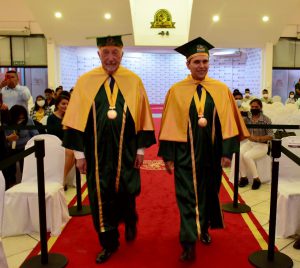 Lee más sobre el artículo UNIVERSIDAD DE AQUINO BOLIVIA – UDABOL, CONFIRIÓ EL TÍTULO DR. HONORIS CAUSA AL MAGISTRADO DEL TRIBUNAL CONSTITUCIONAL PLURINACIONAL, CARLOS ALBERTO CALDERÓN MEDRANO