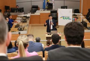 Lee más sobre el artículo MAGISTRADO CARLOS ALBERTO CALDERÓN MEDRANO PARTICIPÓ COMO EXPOSITOR EN LA ESCUELA JUDICIAL DEL ESTADO MATO GROSSO DO SUL – REPÚBLICA FEDERATIVA DE BRASIL