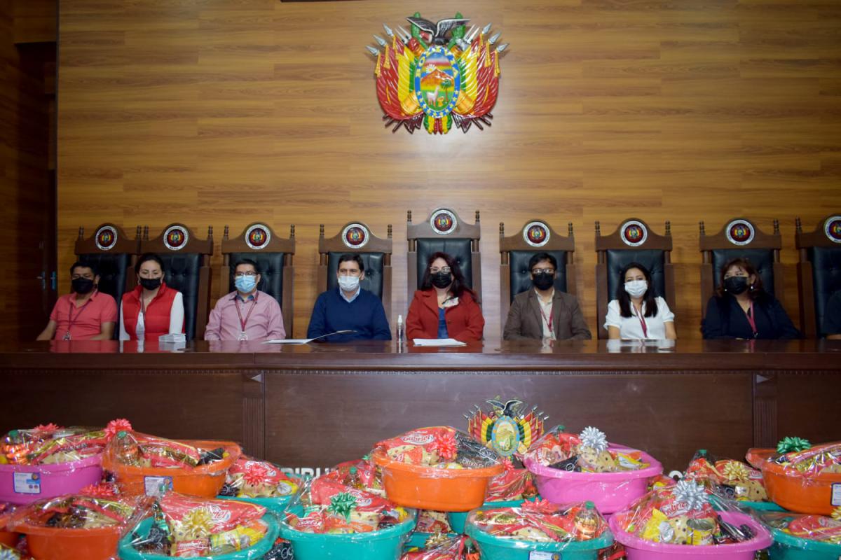 Lee más sobre el artículo COMISIÓN DEL FONDO SOCIAL DEL TCP REALIZÓ ENTREGA DE CANASTONES EN VÍSPERAS DE NAVIDAD