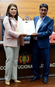 Lee más sobre el artículo MAGISTRADA ELIZABETH CORNEJO, REALIZÓ LA ENTREGA DE LA “DECLARACIÓN CONSTITUCIONAL PARCIAL DEL PROYECTO DE CARTA ORGÁNICA DEL MUNICIPIO DEL DESAGUADERO DEL DEPARTAMENTO DE LA PAZ”