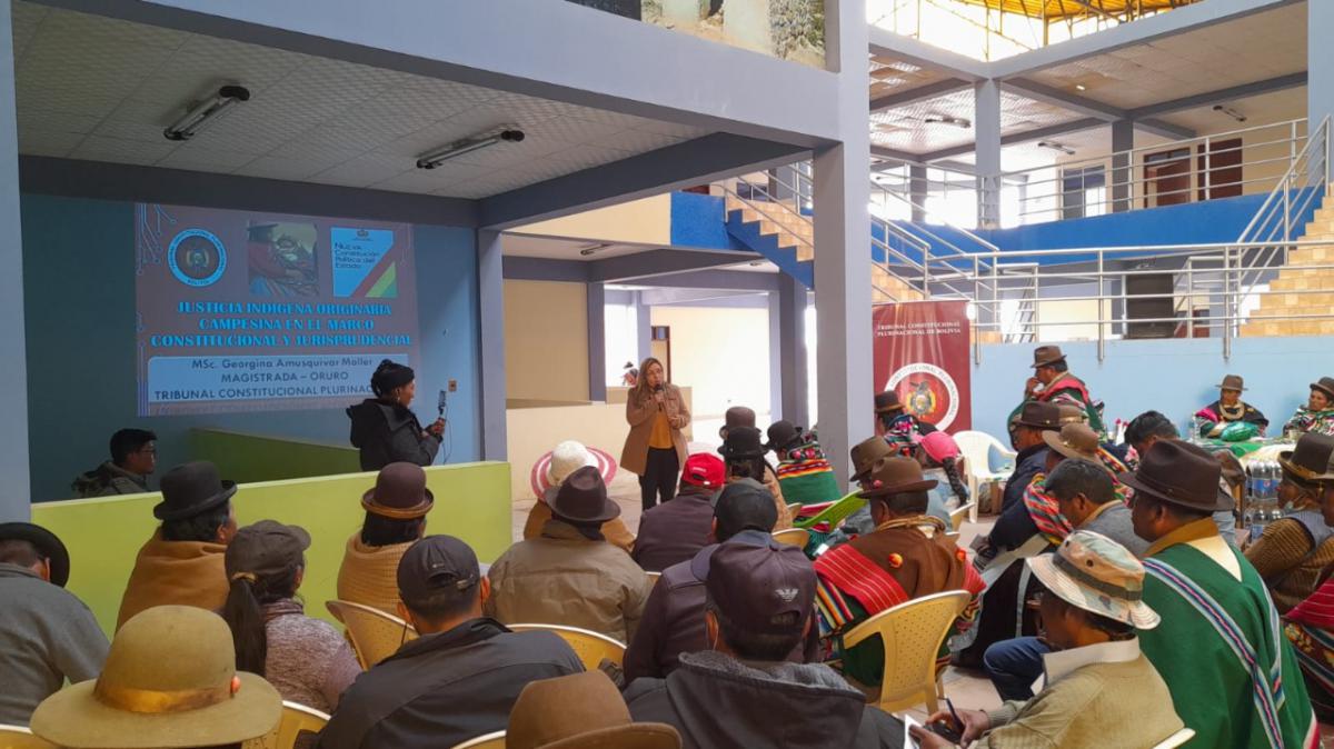 Lee más sobre el artículo MAGISTRADA GEORGINA AMUSQUIVAR MOLLER, PARTICIPÓ COMO EXPOSITORA EN EL TALLER “LA JURISDICCIÓN INDÍGENA ORIGINARIA CAMPESINA EN EL MARCO DE LA JUSTICIA CONSTITUCIONAL PLURAL” EN EL MUNICIPIO DE CORQUE – ORURO