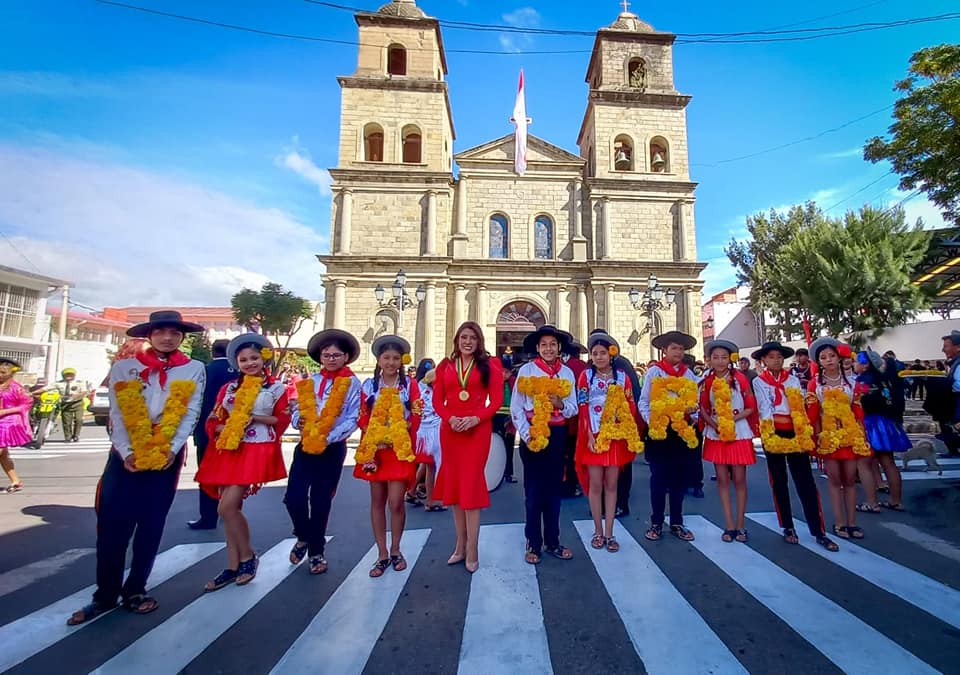En este momento estás viendo LA MAGISTRADA ELIZABETH CORNEJO GALLARDO RINDIÓ HOMENAJE A LOS 206 AÑOS DE LA BATALLA DE LA TABLADA EN TARIJA