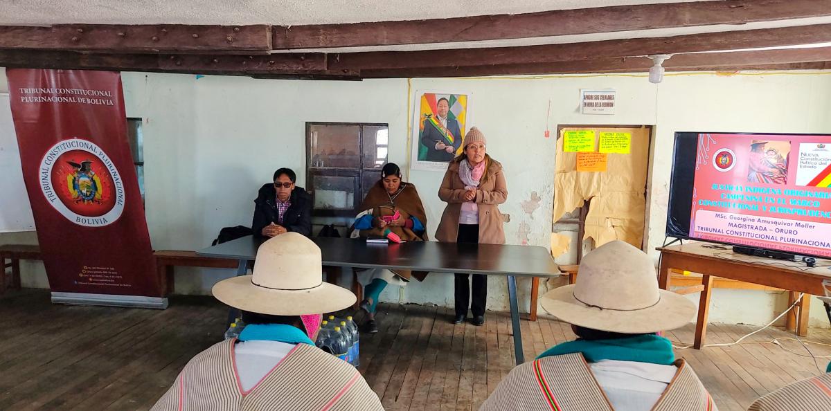 En este momento estás viendo MAGISTRADA GEORGINA AMUSQUIVAR LLEVÓ ADELANTE TALLER DE SOCIALIZACIÓN Y CAPACITACIÓN: “LA JUSTICIA INDÍGENA ORIGINARIA CAMPESINA Y SUS ALCANCES EN EL ESTADO PLURINACIONAL DE BOLIVIA” EN EL GOBIERNO AUTÓNOMO DE LA NACIÓN URU CHIPAYA