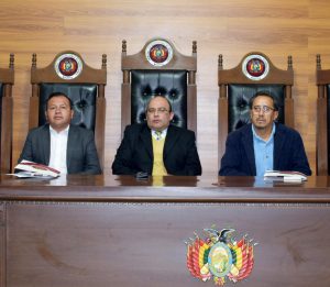 Lee más sobre el artículo PRESIDENTE DEL TCP EXPUSO SOBRE “DERECHOS HUMANOS Y ACCESO A LA INFORMACIÓN” A PERIODISTAS DE SUCRE