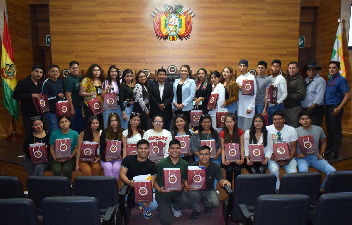 En este momento estás viendo TCP RECIBIÓ LA VISITA DE ESTUDIANTES DE LA CARRERA DE DERECHO DE LA UNIVERSIDAD AUTÓNOMA “JUAN MISAEL SARACHO” DE TARIJA