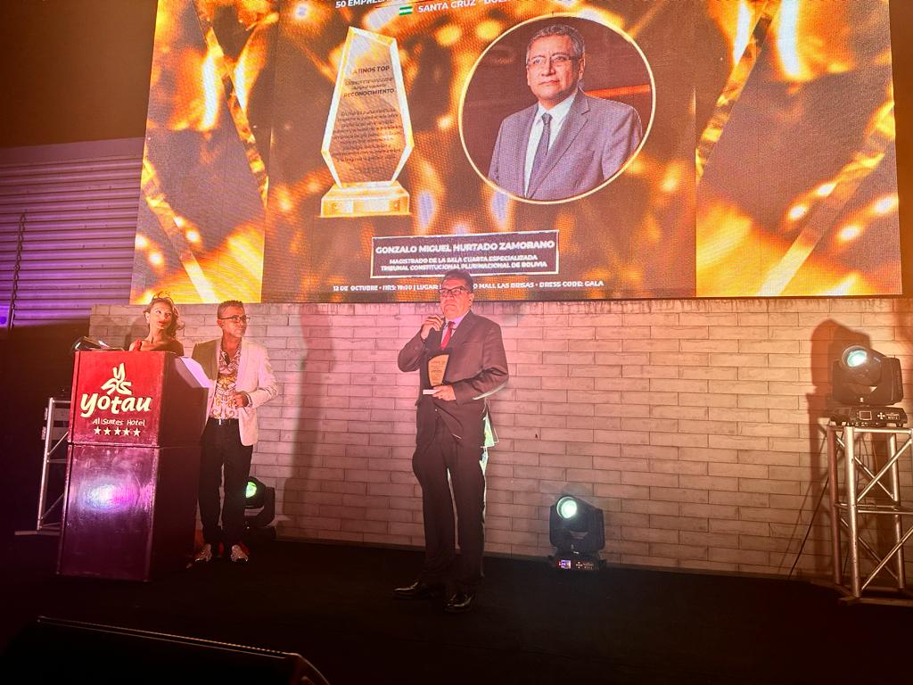 Lee más sobre el artículo MAGISTRADO GONZALO HURTADO RECIBE GALARDÓN EN LOS LATINOS TOP AWARDS