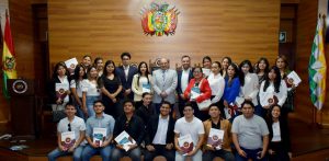 Lee más sobre el artículo PRESIDENTE DEL TCP RECIBIÓ A ESTUDIANTES DE LA UNIVERSIDAD PRIVADA FRANS TAMAYO (UNIFRANZ) Y DE LA UNIVERSIDAD TECNOLÓGICA DE SANTA CRUZ (UTEPSA), DURANTE SU VISITA ACADÉMICA A LA CIUDAD DE SUCRE