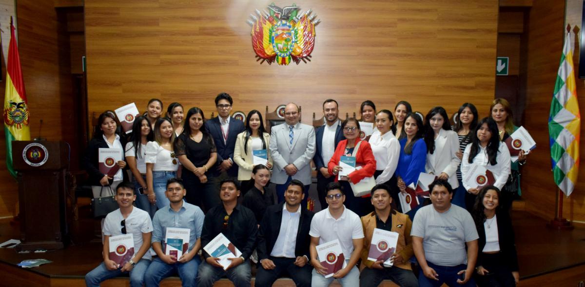 Lee más sobre el artículo PRESIDENTE DEL TCP RECIBIÓ A ESTUDIANTES DE LA UNIVERSIDAD PRIVADA FRANS TAMAYO (UNIFRANZ) Y DE LA UNIVERSIDAD TECNOLÓGICA DE SANTA CRUZ (UTEPSA), DURANTE SU VISITA ACADÉMICA A LA CIUDAD DE SUCRE