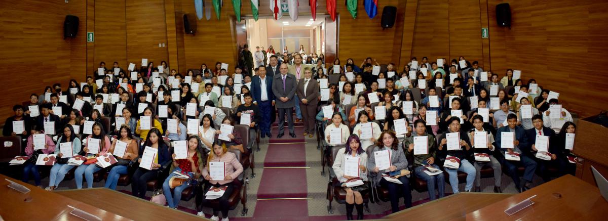 En este momento estás viendo AUTORIDADES DEL TCP RECIBIERON A LA DELEGACIÓN DE ESTUDIANTES DE LA UNIVERSIDAD “TOMÁS FRÍAS” E IMPARTIERON SEMINARIO SOBRE LOS “PROCESOS CONSTITUCIONALES Y DERECHOS FUNDAMENTALES”