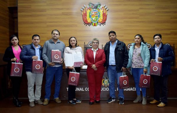 En este momento estás viendo TCP DE BOLIVIA HACE ENTREGA DE LA DECLARACIÓN CONSTITUCIONAL PLURINACIONAL 0004/2024 AL MUNICIPIO DE CUEVO