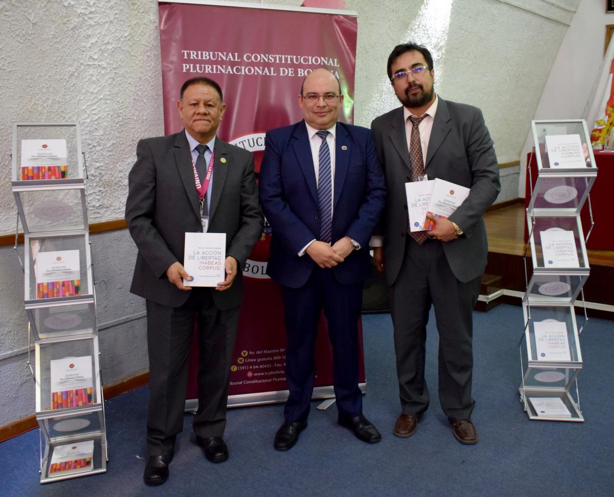 En este momento estás viendo PAUL ENRIQUE FRANCO ZAMORA, PRESIDENTE DEL TCP, PRESENTÓ DOS LIBROS DE SU AUTORÍA: “LA ACCIÓN DE LIBERTAD (HABEAS CORPUS)” Y “DERECHO PLURINACIONAL”, EN LA UNIVERSIDAD PRIVADA DEL VALLE SEDE SUCRE