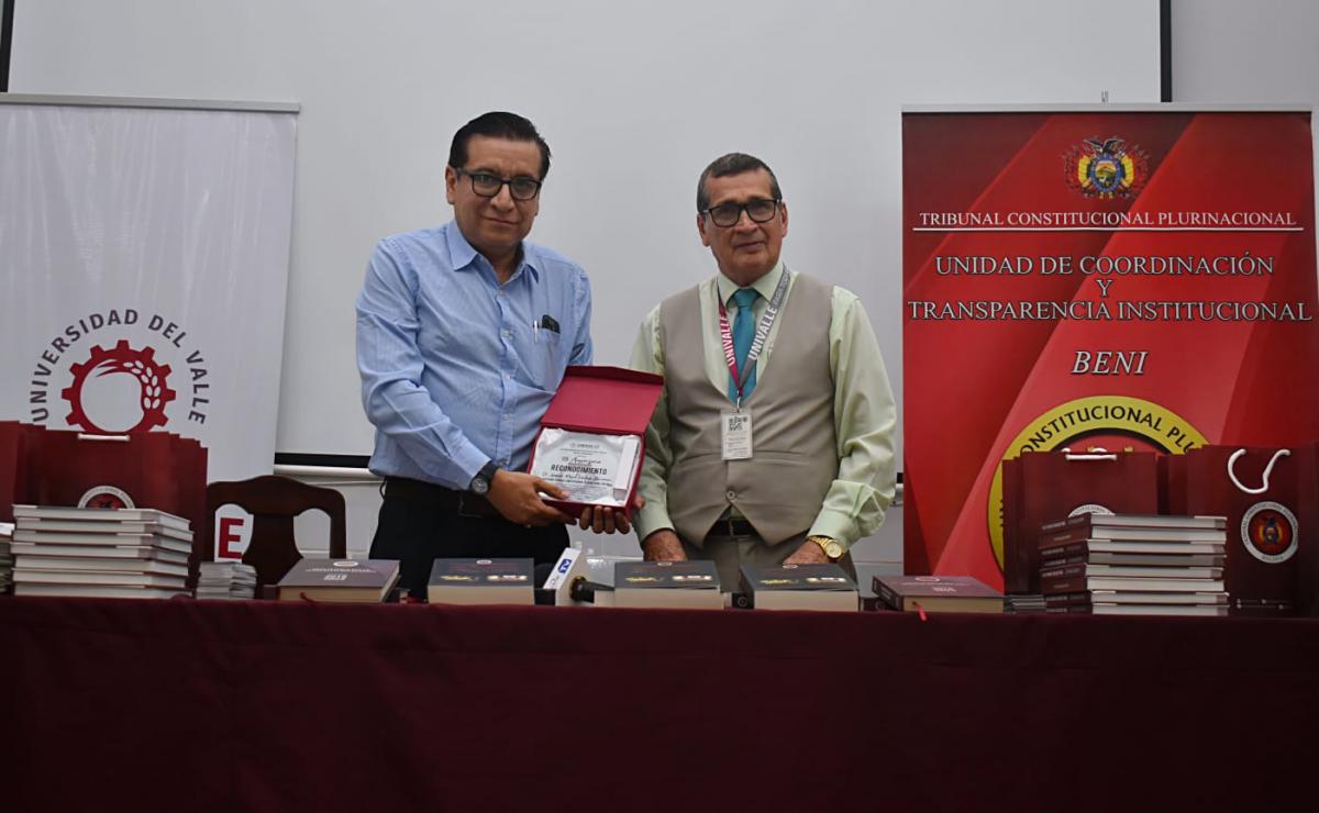 En este momento estás viendo MAGISTRADO GONZALO HURTADO ZAMORANO ES CONDECORADO POR LA UNIVERSIDAD PRIVADA DEL VALLE