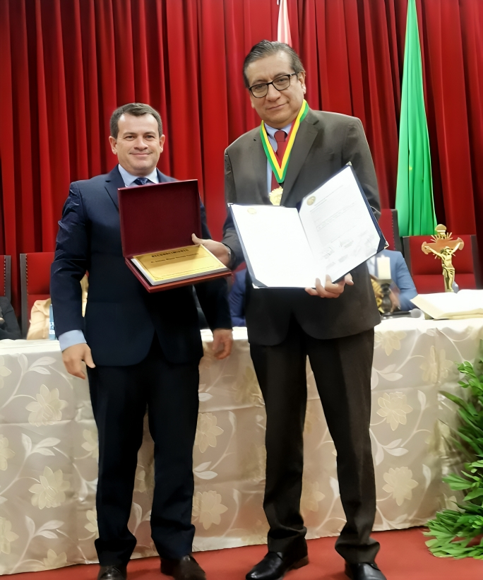 Lee más sobre el artículo TRIBUNAL DEPARTAMENTAL DE JUSTICIA DEL BENI OTORGA CONDECORACIÓN AL PRESIDENTE DEL TCP GONZALO HURTADO