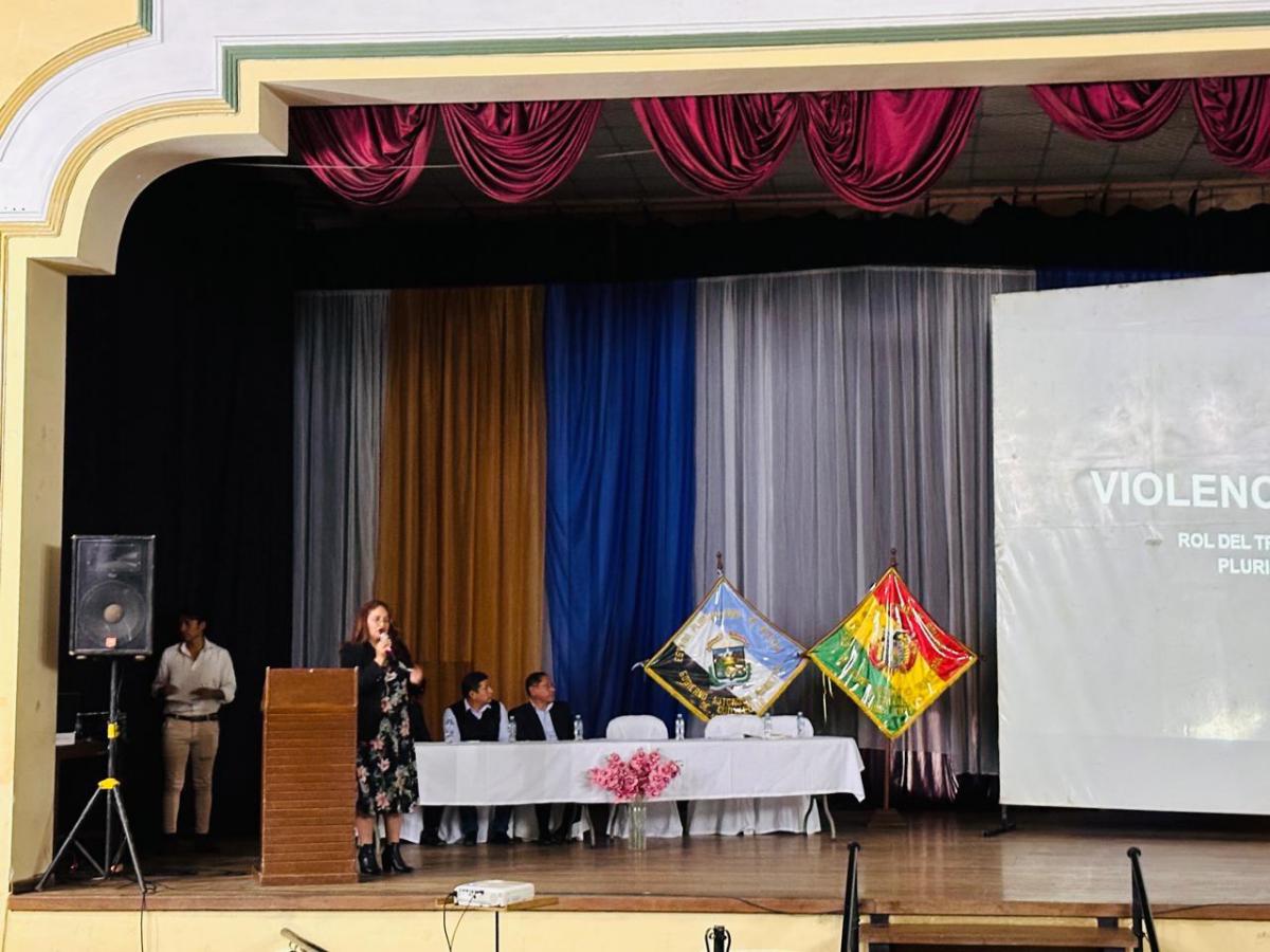 Lee más sobre el artículo MAGISTRADA MSC. KAREM LORENA GALLARDO DEL TCP PARTICIPO DEL SEMINARIO “LA CONSTITUCIÓN POLÍTICA DEL ESTADO, DERECHOS FUNDAMENTALES Y VIOLENCIA DE GÉNERO”