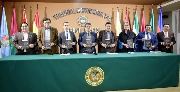 En este momento estás viendo EL LIBRO CONVERSATORIOS “DIÁLOGOS PLURALES PARA LA TRANSFORMACIÓN DE LA JUSTICIA EN BOLIVIA” ES PRESENTADO EN SUCRE