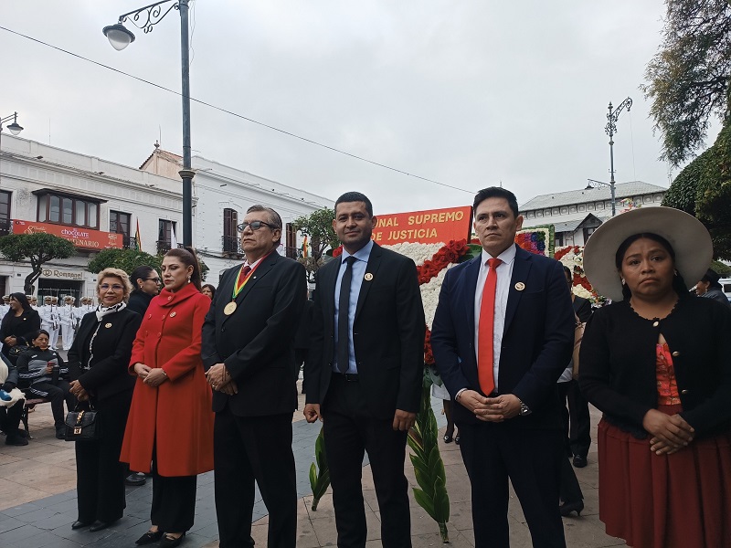Lee más sobre el artículo MAGISTRADOS DEL TCP RINDIERON SU HOMENAJE A LOS 216 AÑOS DEL PRIMER GRITO LIBERTARIO EN SUCRE