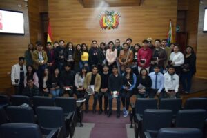 Lee más sobre el artículo MAGISTRADA PAOLA PRUDENCIO CANDIA RECIBE A ESTUDIANTES DE DERECHO DE LA UNIVERSIDAD TÉCNICA DE ORURO EN EL TRIBUNAL CONSTITUCIONAL PLURINACIONAL