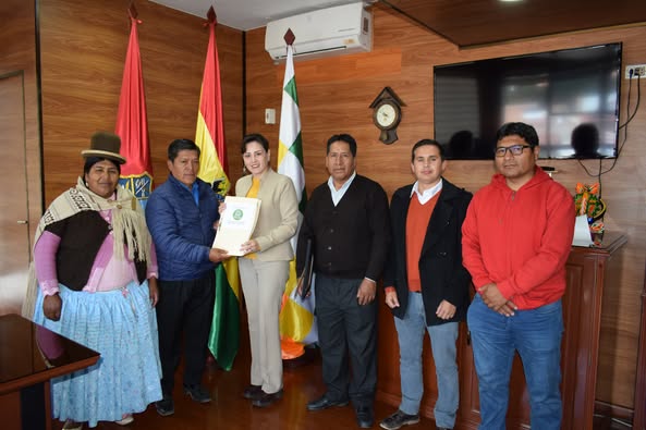 Lee más sobre el artículo MAGISTRADA ELECTA POR EL DEPARTAMENTO DE ORURO RECIBE A LAS AUTORIDADES DEL MUNICIPIO DE CARACOLLO
