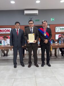 Lee más sobre el artículo A UNIVERSIDAD AUTÓNOMA DEL BENI “JOSÉ BALLIVIÁN”  ENTREGA RECONOCIMIENTO AL PRESIDENTE DEL TCP GONZALO HURTADO  POR SU CONTRIBUCIÓN AL FORTALECIMIENTO DE LA DEMOCRACIA