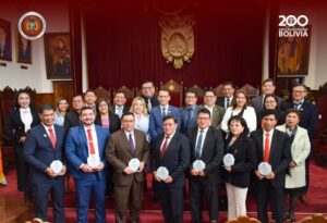 Lee más sobre el artículo 𝐓𝐑𝐈𝐁𝐔𝐍𝐀𝐋 𝐂𝐎𝐍𝐒𝐓𝐈𝐓𝐔𝐂𝐈𝐎𝐍𝐀𝐋 𝐏𝐋𝐔𝐑𝐈𝐍𝐀𝐂𝐈𝐎𝐍𝐀𝐋 𝐒𝐄 𝐀𝐃𝐇𝐈𝐄𝐑𝐄 𝐀𝐋 𝐇𝐎𝐌𝐄𝐍𝐀𝐉𝐄 𝐀𝐋 𝐃𝐈́𝐀 𝐃𝐄𝐋 𝐉𝐔𝐄𝐙 𝐁𝐎𝐋𝐈𝐕𝐈𝐀𝐍𝐎