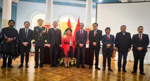 Lee más sobre el artículo 𝐏𝐑𝐄𝐒𝐈𝐃𝐄𝐍𝐓𝐄 𝐃𝐄𝐋 𝐓𝐂𝐏 𝐑𝐄𝐀𝐋𝐙𝐀 𝐀𝐂𝐓𝐎 𝐂𝐎𝐍𝐌𝐄𝐌𝐎𝐑𝐀𝐓𝐈𝐕𝐎 𝐃𝐄 𝐋𝐎𝐒 𝟒𝟎 𝐀Ñ𝐎𝐒 𝐃𝐄 𝐑𝐄𝐋𝐀𝐂𝐈𝐎𝐍𝐄𝐒 𝐃𝐈𝐏𝐋𝐎𝐌𝐀́𝐓𝐈𝐂𝐀𝐒 𝐄𝐍𝐓𝐑𝐄 𝐁𝐎𝐋𝐈𝐕𝐈𝐀 𝐘 𝐂𝐇𝐈𝐍𝐀