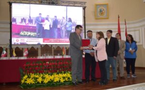 Lee más sobre el artículo TRIBUNAL CONSTITUCIONAL PLURINACIONAL ES HONRADO CON RECONOCIMIENTO DE LA CONFEDERACIÓN DE MICROEMPESARIOS Y COMERCIO DEL RÉGIMEN GENERAL DE BOLIVIA