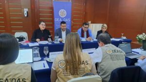 Lee más sobre el artículo 𝐌𝐈𝐒𝐈𝐎́𝐍 𝐃𝐄 𝐎𝐁𝐒𝐄𝐑𝐕𝐀𝐂𝐈𝐎́𝐍 𝐄𝐋𝐄𝐂𝐓𝐎𝐑𝐀𝐋 𝐃𝐄 𝐋𝐀 𝐎𝐑𝐆𝐀𝐍𝐈𝐙𝐀𝐂𝐈𝐎́𝐍 𝐃𝐄 𝐄𝐒𝐓𝐀𝐃𝐎𝐒 𝐀𝐌𝐄𝐑𝐈𝐂𝐀𝐍𝐎𝐒 (𝐎𝐄𝐀) 𝐃𝐄𝐒𝐓𝐀𝐂𝐀 𝐋𝐀𝐁𝐎𝐑 𝐃𝐄𝐋 𝐓𝐂𝐏 𝐄𝐍 𝐆𝐀𝐑𝐀𝐍𝐓𝐈𝐙𝐀𝐑 𝐋𝐀𝐒 𝐄𝐋𝐄𝐂𝐂𝐈𝐎𝐍𝐄𝐒 𝐆𝐄𝐍𝐄𝐑𝐀𝐋𝐄𝐒 𝟐𝟎𝟐𝟓