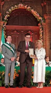 Lee más sobre el artículo 𝐓𝐑𝐈𝐁𝐔𝐍𝐀𝐋 𝐂𝐎𝐍𝐒𝐓𝐈𝐓𝐔𝐂𝐈𝐎𝐍𝐀𝐋 𝐑𝐈𝐍𝐃𝐄 𝐇𝐎𝐌𝐄𝐍𝐀𝐉𝐄 𝐀 𝐒𝐀𝐍𝐓𝐀 𝐂𝐑𝐔𝐙 𝐄𝐍 𝐒𝐔𝐒 𝟐𝟏𝟓 𝐀𝐍𝐈𝐕𝐄𝐑𝐒𝐀𝐑𝐈𝐎