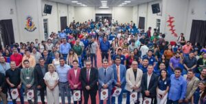 Lee más sobre el artículo 𝐋𝐀 𝐔𝐍𝐈𝐕𝐄𝐑𝐒𝐈𝐃𝐀𝐃 𝐀𝐔𝐓𝐎́𝐍𝐎𝐌𝐀 𝐃𝐄𝐋 𝐁𝐄𝐍𝐈 𝐉.𝐁. 𝐒𝐄 𝐇𝐀𝐂𝐄 𝐄𝐒𝐂𝐔𝐂𝐇𝐀𝐑 𝐂𝐈𝐄𝐍𝐓𝐎𝐒 𝐃𝐄 𝐄𝐒𝐓𝐔𝐃𝐈𝐀𝐍𝐓𝐄𝐒 𝐘 𝐃𝐎𝐂𝐄𝐍𝐓𝐄𝐒 𝐏𝐀𝐑𝐓𝐈𝐂𝐈𝐏𝐀𝐍 𝐉𝐔𝐍𝐓𝐎 𝐀𝐋 𝐓𝐂𝐏 𝐄𝐍 𝐂𝐎𝐍𝐕𝐄𝐑𝐒𝐀𝐓𝐎𝐑𝐈𝐎 𝐒𝐎𝐁𝐑𝐄 𝐋𝐀 𝐑𝐄𝐅𝐎𝐑𝐌𝐀 𝐂𝐎𝐍𝐒𝐓𝐈𝐓𝐔𝐂𝐈𝐎𝐍𝐀𝐋