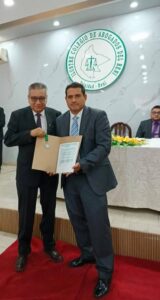 Lee más sobre el artículo 𝐂𝐎𝐍𝐌𝐄𝐌𝐎𝐑𝐀𝐍𝐃𝐎 𝐄𝐋 𝐃𝐈́𝐀 𝐃𝐄𝐋 𝐀𝐁𝐎𝐆𝐀𝐃𝐎 𝐁𝐎𝐋𝐈𝐕𝐈𝐀𝐍𝐎: 𝐈𝐋𝐔𝐒𝐓𝐑𝐄 𝐂𝐎𝐋𝐄𝐆𝐈𝐎 𝐃𝐄 𝐀𝐁𝐎𝐆𝐀𝐃𝐎𝐒 𝐃𝐄𝐋 𝐁𝐄𝐍𝐈 𝐂𝐎𝐍𝐅𝐈𝐄𝐑𝐄 𝐌𝐄𝐃𝐀𝐋𝐋𝐀 𝐀𝐋 𝐌𝐄́𝐑𝐈𝐓𝐎 𝐀𝐋 𝐏𝐑𝐄𝐒𝐈𝐃𝐄𝐍𝐓𝐄 𝐃𝐄𝐋 𝐓𝐂𝐏 𝐆𝐎𝐍𝐙𝐀𝐋𝐎 𝐇𝐔𝐑𝐓𝐀𝐃𝐎 𝐙𝐀𝐌𝐎𝐑𝐀𝐍𝐎