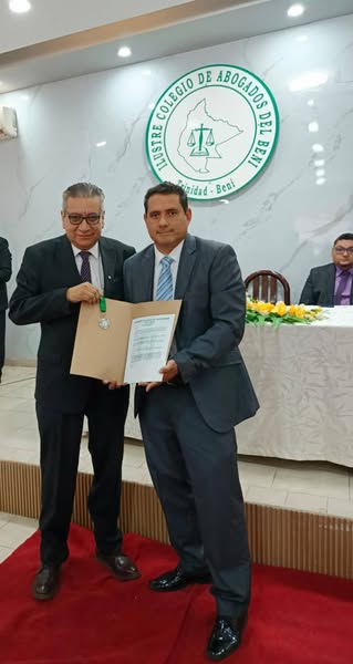 Lee más sobre el artículo 𝐂𝐎𝐍𝐌𝐄𝐌𝐎𝐑𝐀𝐍𝐃𝐎 𝐄𝐋 𝐃𝐈́𝐀 𝐃𝐄𝐋 𝐀𝐁𝐎𝐆𝐀𝐃𝐎 𝐁𝐎𝐋𝐈𝐕𝐈𝐀𝐍𝐎: 𝐈𝐋𝐔𝐒𝐓𝐑𝐄 𝐂𝐎𝐋𝐄𝐆𝐈𝐎 𝐃𝐄 𝐀𝐁𝐎𝐆𝐀𝐃𝐎𝐒 𝐃𝐄𝐋 𝐁𝐄𝐍𝐈 𝐂𝐎𝐍𝐅𝐈𝐄𝐑𝐄 𝐌𝐄𝐃𝐀𝐋𝐋𝐀 𝐀𝐋 𝐌𝐄́𝐑𝐈𝐓𝐎 𝐀𝐋 𝐏𝐑𝐄𝐒𝐈𝐃𝐄𝐍𝐓𝐄 𝐃𝐄𝐋 𝐓𝐂𝐏 𝐆𝐎𝐍𝐙𝐀𝐋𝐎 𝐇𝐔𝐑𝐓𝐀𝐃𝐎 𝐙𝐀𝐌𝐎𝐑𝐀𝐍𝐎