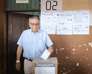 Lee más sobre el artículo 𝐏𝐑𝐄𝐒𝐈𝐃𝐄𝐍𝐓𝐄 𝐃𝐄𝐋 𝐓𝐂𝐏 𝐆𝐎𝐍𝐙𝐀𝐋𝐎 𝐇𝐔𝐑𝐓𝐀𝐃𝐎 𝐄𝐌𝐈𝐓𝐈𝐎́ 𝐒𝐔 𝐕𝐎𝐓𝐎 𝐄𝐍 𝐋𝐀 𝐂𝐈𝐔𝐃𝐀𝐃 𝐃𝐄 𝐓𝐑𝐈𝐍𝐈𝐃𝐀𝐃