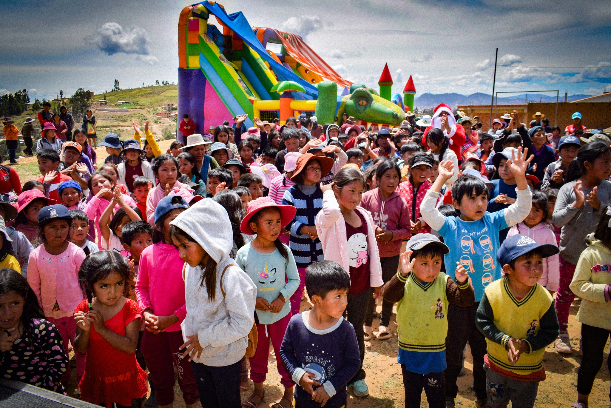 En este momento estás viendo 𝐒𝐎𝐋𝐈𝐃𝐀𝐑𝐈𝐃𝐀𝐃, 𝐀𝐋𝐄𝐆𝐑Í𝐀 𝐘 𝐀𝐌𝐎𝐑 𝐋𝐋𝐄𝐍𝐀𝐑𝐎𝐍 𝐃𝐄 𝐒𝐎𝐍𝐑𝐈𝐒𝐀𝐒 𝐋𝐎𝐒 𝐁𝐀𝐑𝐑𝐈𝐎𝐒 𝐕𝐈𝐋𝐋𝐀 𝟗 𝐃𝐄 𝐎𝐂𝐓𝐔𝐁𝐑𝐄 𝐘 𝐏𝐀𝐓𝐀𝐂𝐀𝐌𝐀𝐘𝐀 𝐃𝐄 𝐋𝐀 𝐂𝐈𝐔𝐃𝐀𝐃 𝐃𝐄 𝐒𝐔𝐂𝐑𝐄
